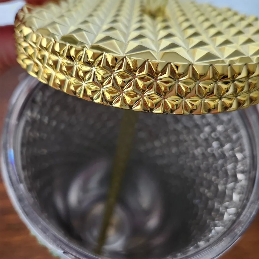 NWT Gold Textured Tumbler.  26 oz.  9 x 4.  Beautiful design and insulated. - Picture 5 of 5